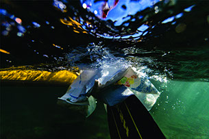 Naredi nekaj za naravo Postani NNN član Pobiranje smeti v vodi s SUP-om jpg