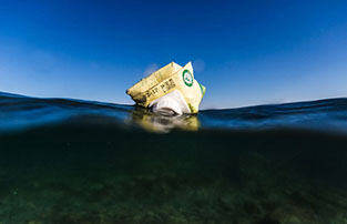 Naredi nekaj za naravo Napiši NNN zgodbo Embalaža tetrapak v vodi jpg